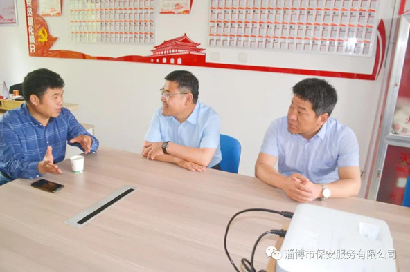 聽取社區(qū)工作人員對社區(qū)基本情況和群眾反映的意見、需求的介紹.jpg